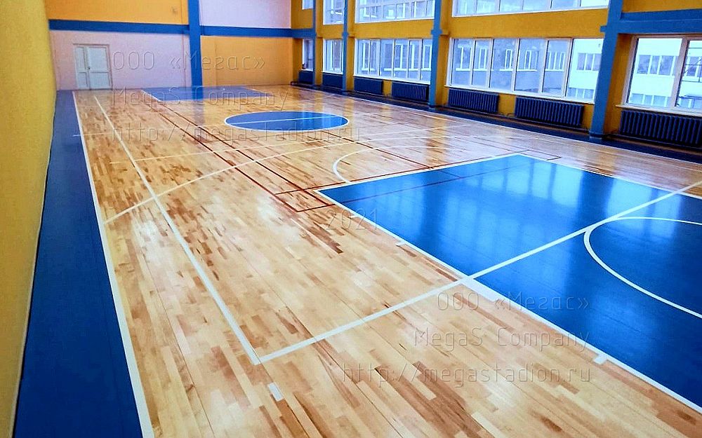 Спортивный паркет из массива российского клена в спортзале Самарского государственного социально-педагогического университета.